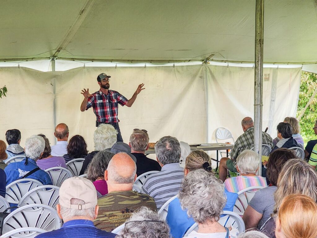 Lee Rumble speaking in front of a group at the UTIA Fall Gardeners' Festival