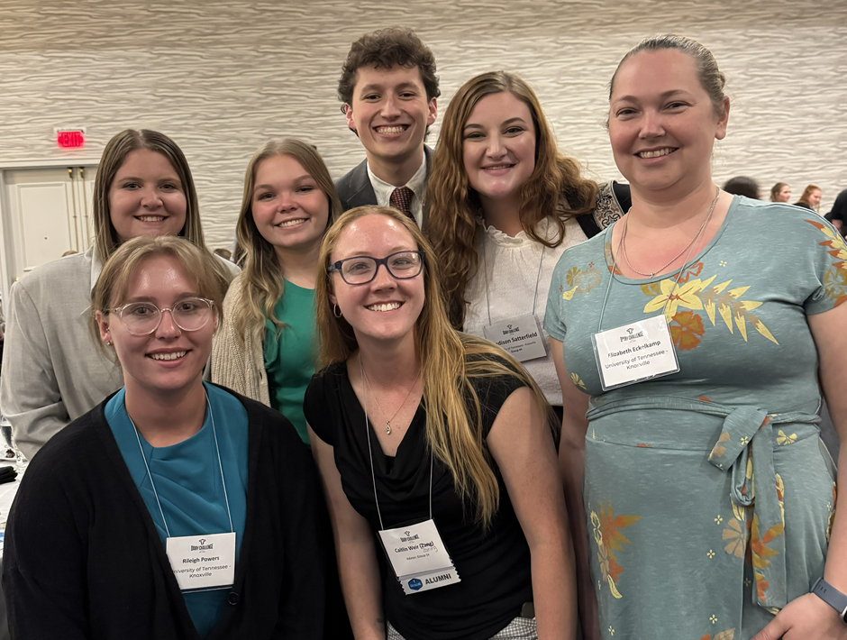 Liz Eckelkamp with six students