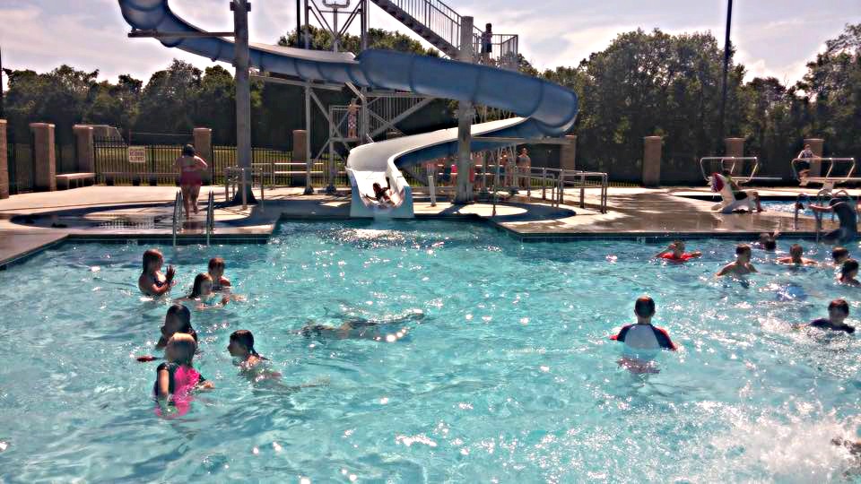 Junior Camp 4-H'ers swimming in pool