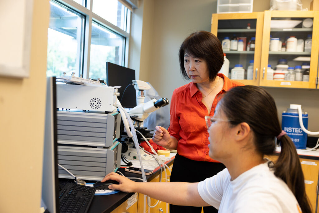 Toni Wang working with a fellow researcher